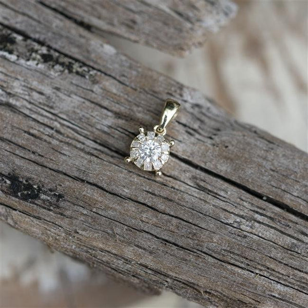 9ct gold solitaire pendant with 0.11ct diamond in the centre