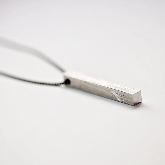 Necklace bar engraved with a feather on the side